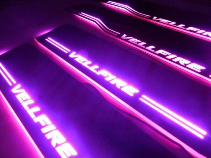 กาบบันได เวลไฟร์ VELLFIRE SERIES 20 หลอดไฟ LED ชมพูเรืองแสงกระจกสีดำตามลำดับชุด 4 ชิ้น