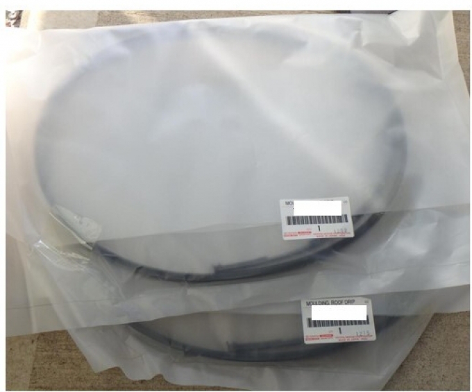 Toyota Vitz KSP130/NSP13#/NLP130/NHP130/NCP131 อะไหล่แท้ใหม่ยังไม่ได้ใช้ Toyota Vitz คิ้วหลังคาซ้ายและขวา (Pre-order product, takes 25-30 days by ship)
