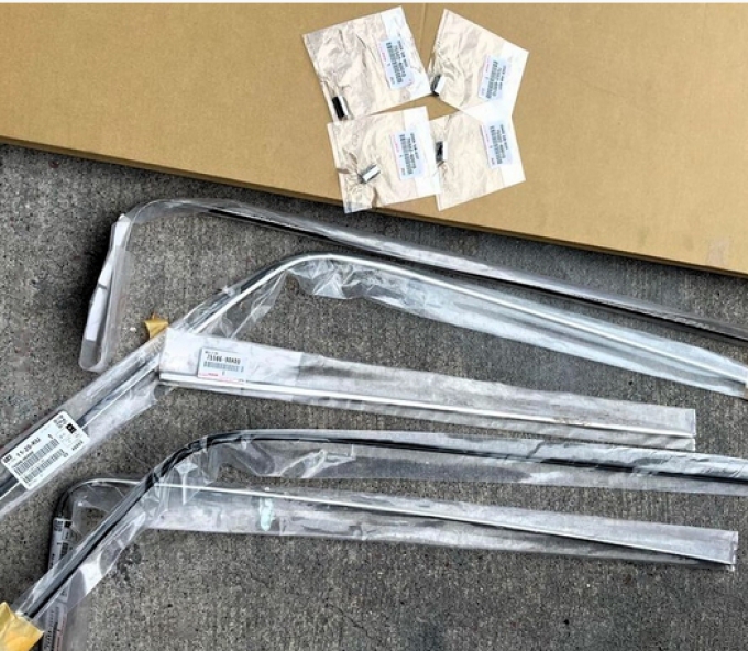 Toyota Land Cruiser 60 Roof Drip Side Plating Molding 9 ชิ้น BJ6#/FJ6#/HJ6# TOYOTA LAND CRUISER ROOF DRIP SIDE FINISH MOLDING  (Pre-order product, takes 25-30 days by ship)