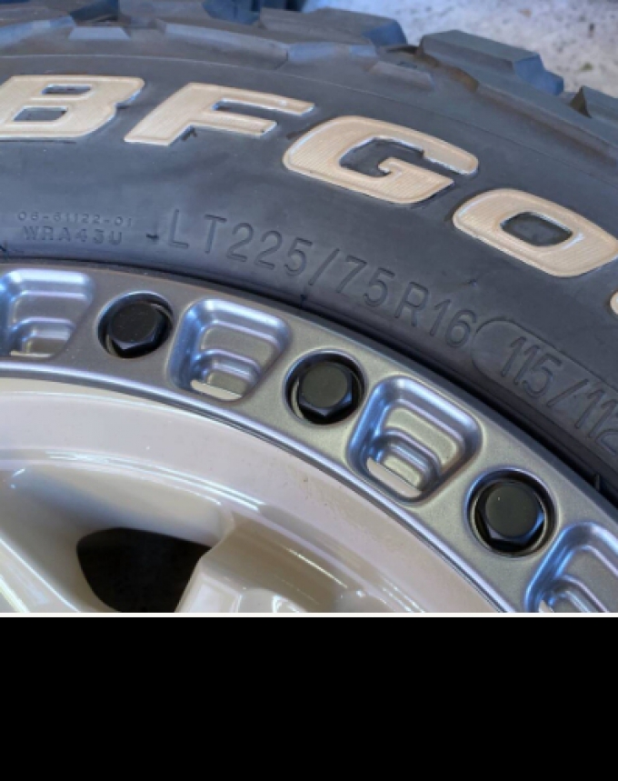 JB64 Jimny JB74 Sierra FUEL OFF-ROAD SB69 COVERT Forged Wheels + BF Goodrich Mud-Terrain T/A KM3 225/75R16 M/T Tires [Wheels] 16 inches 8.0Jx16 offset-10 PCD 139.7 5H hub diameter 108mm Color: Sand beige/matte gunmetal ring [M/T tires] Bali 225/75R16 (man