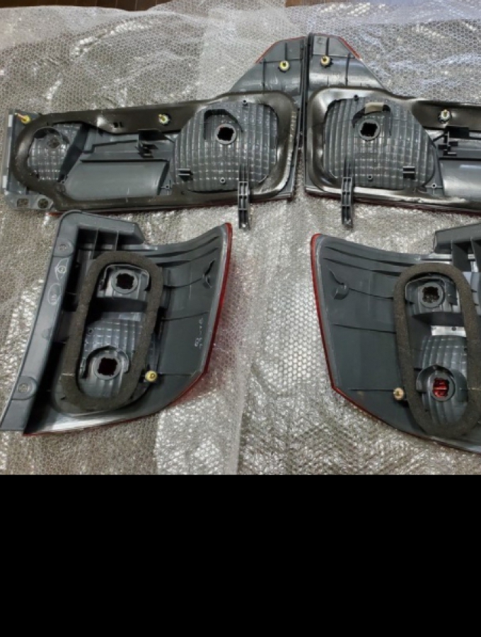 2 ไฟท้าย Toyota Alphard 10 ตัวแรก ปี 2002-2004  สินค้าสภาพดี คู่ซ้าย ขวา